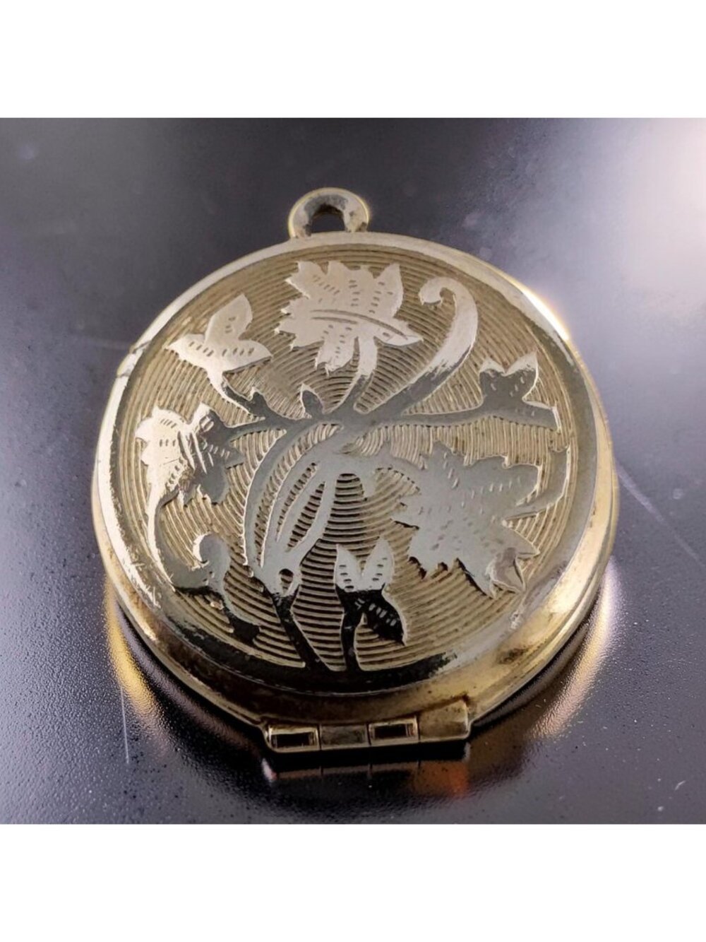 Vintage Gold Tone 1" Diameter Leaf,Scroll Pattern Locket